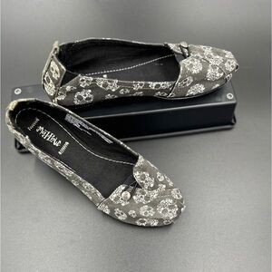 Good Condition Skull Flats size 8